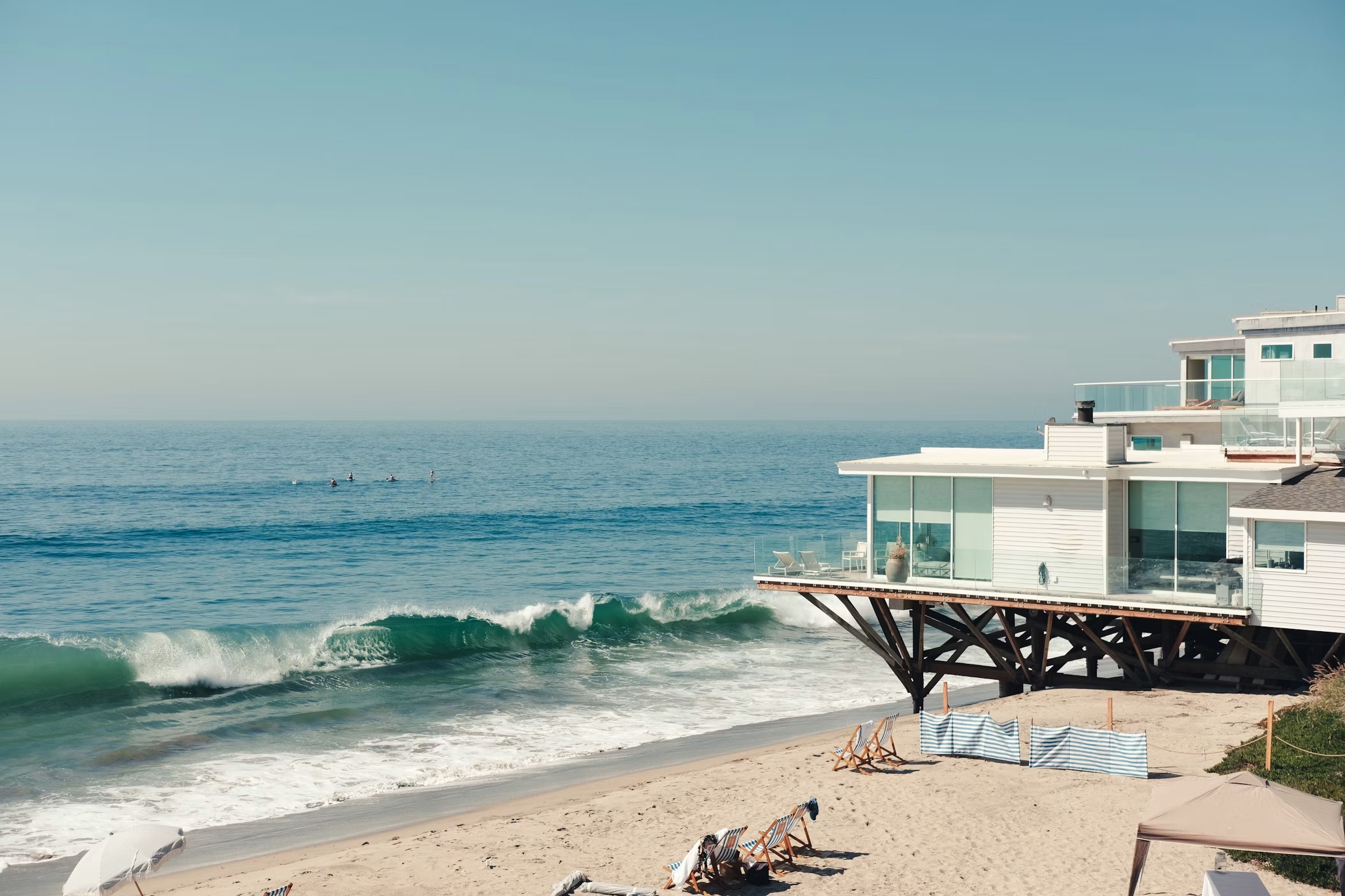 Moderne kustwoningen met uitzicht op zee en strand